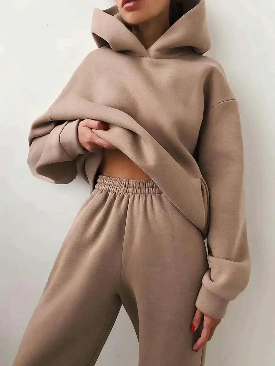 Breathable women's two-piece activewear set. Comfortable hoodie & joggers, great for jogging or relaxing.