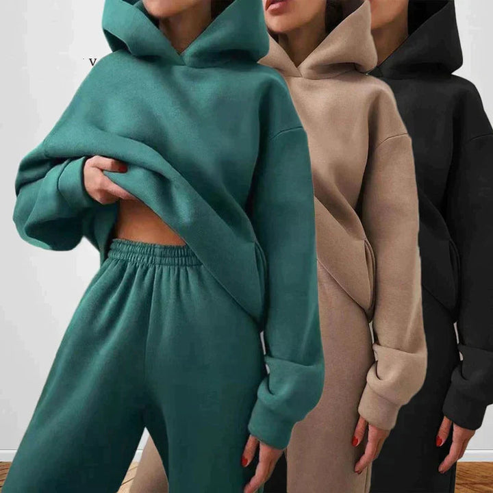 Soft women's two-piece activewear set, perfect for jogging, sportswear, or casual everyday comfort.