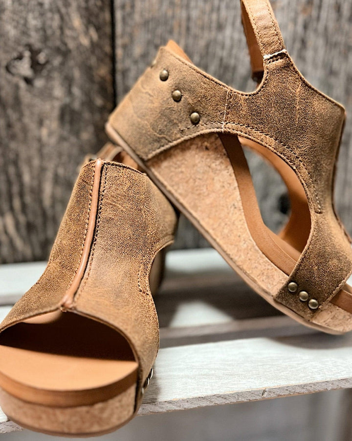 Comfortable women's wedge sandals, vegan leather, cork heel, ideal for casual summer wear.