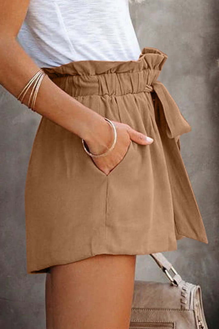 Modern women's wide leg shorts, elastic waist, combining comfort with a trendy summer look.