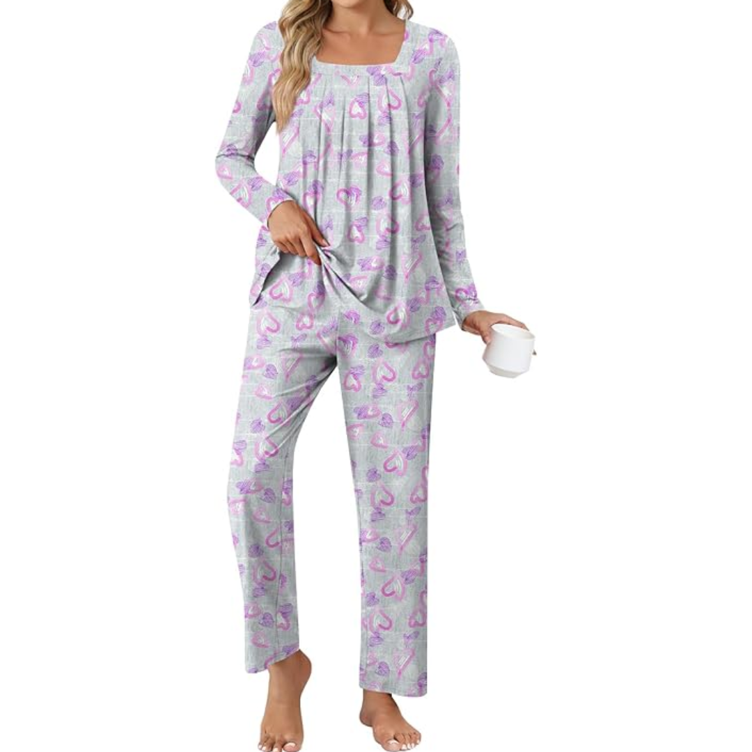 Soft women's sleepwear, comfy 2-piece pyjama set, perfect for relaxed lounging at home.