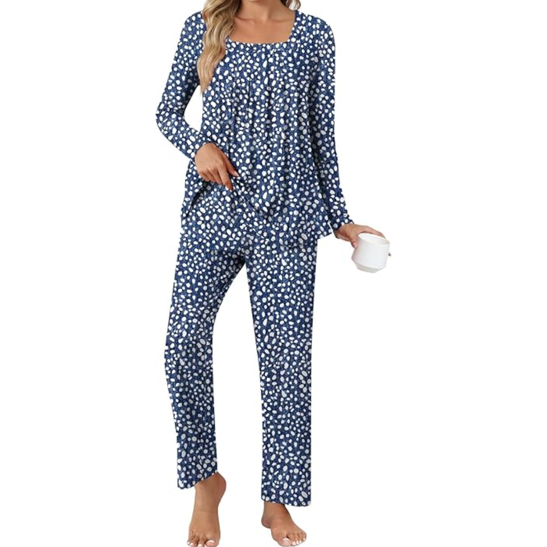 Comfy women's 2-piece lounge pyjama set; includes a soft top and relaxed fit bottoms with pockets.