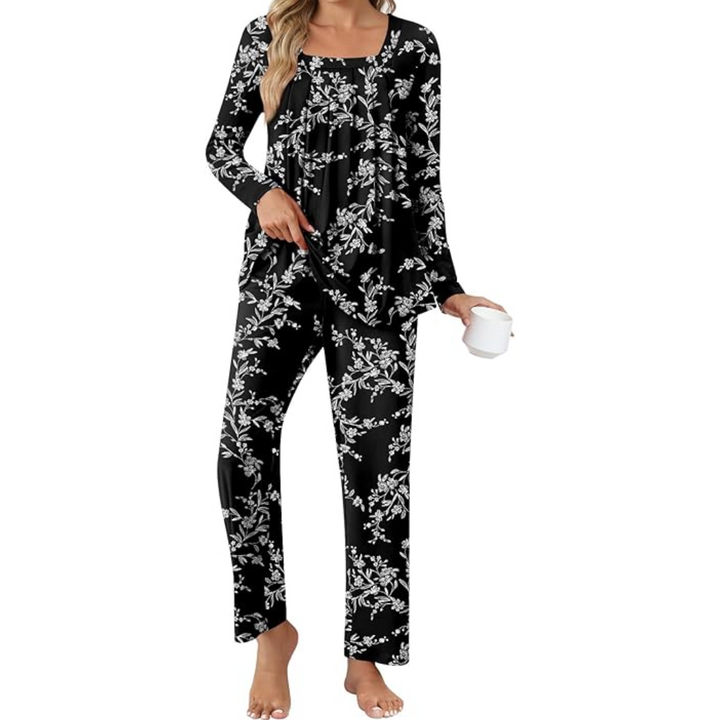Super comfy women's 2-piece pyjama set for lounging, soft fabric, relaxed fit, practical pockets.