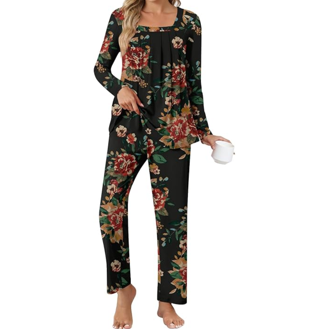 Women's casual home wear, a comfy 2-piece lounge pyjama set with soft material and useful pockets.