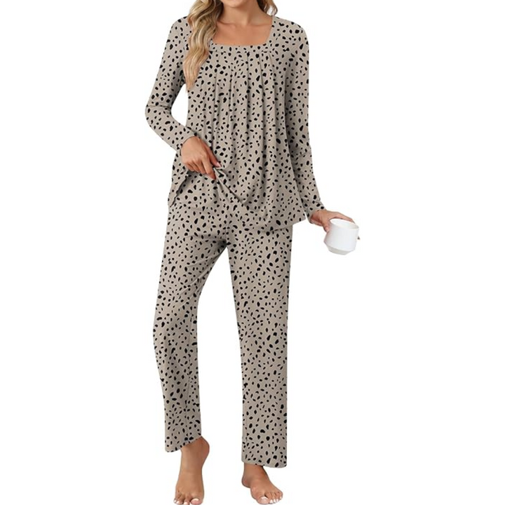 Soft touch women's 2-piece lounge pyjama set, comfy sleepwear with a relaxed fit and pockets.