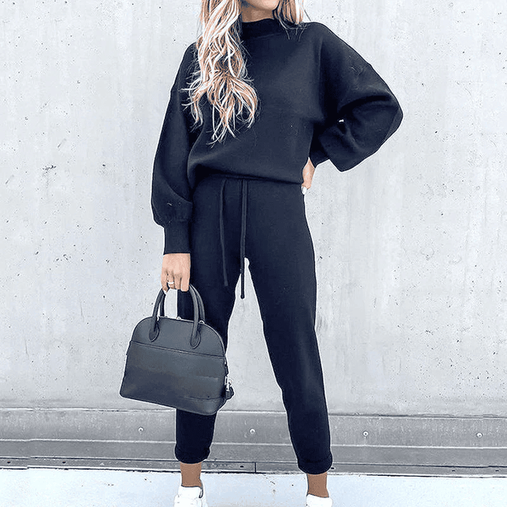 High-quality women's cozy loungewear. Comfortable 2-piece set, ideal for relaxed days. Turtleneck and soft fabric.