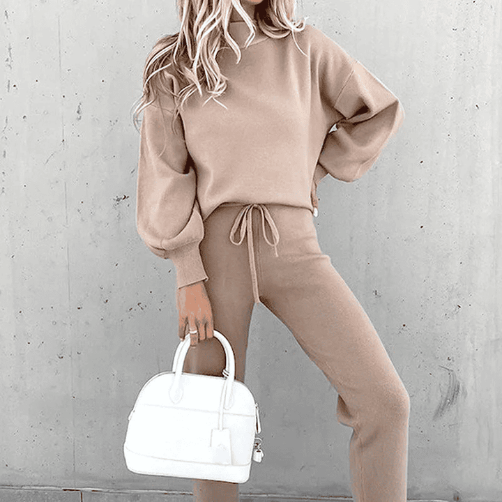 Casual women's loungewear set, featuring a cozy turtleneck and high-waist pants. Perfect for comfort & style.