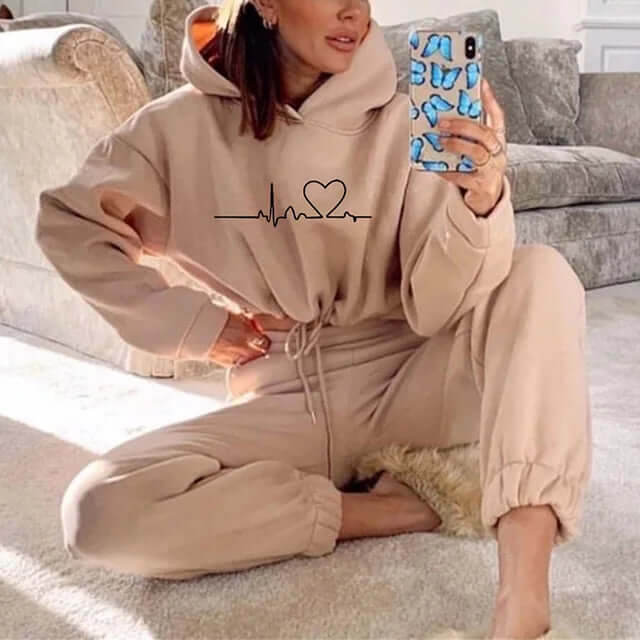 Comfortable women's gym clothes set: a soft, breathable hoodie and flexible leggings for active lifestyles.