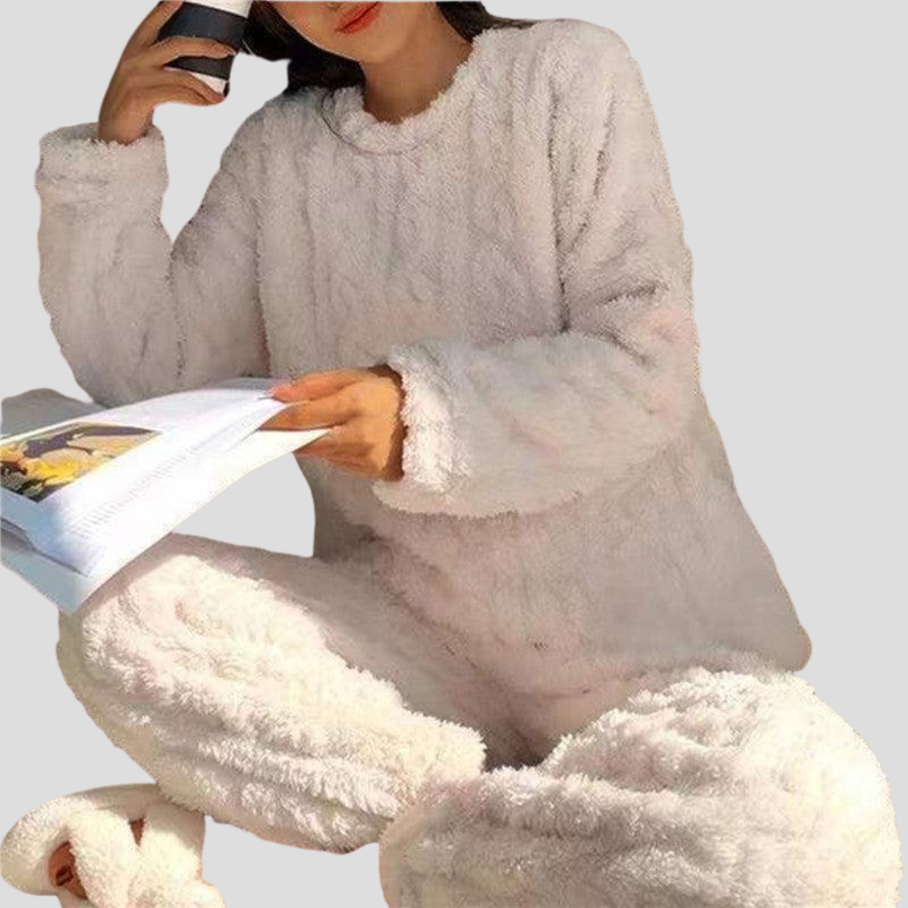 Comfortable women's fleece sleepwear set, featuring a soft texture, ideal for relaxing at home or as a cozy gift.