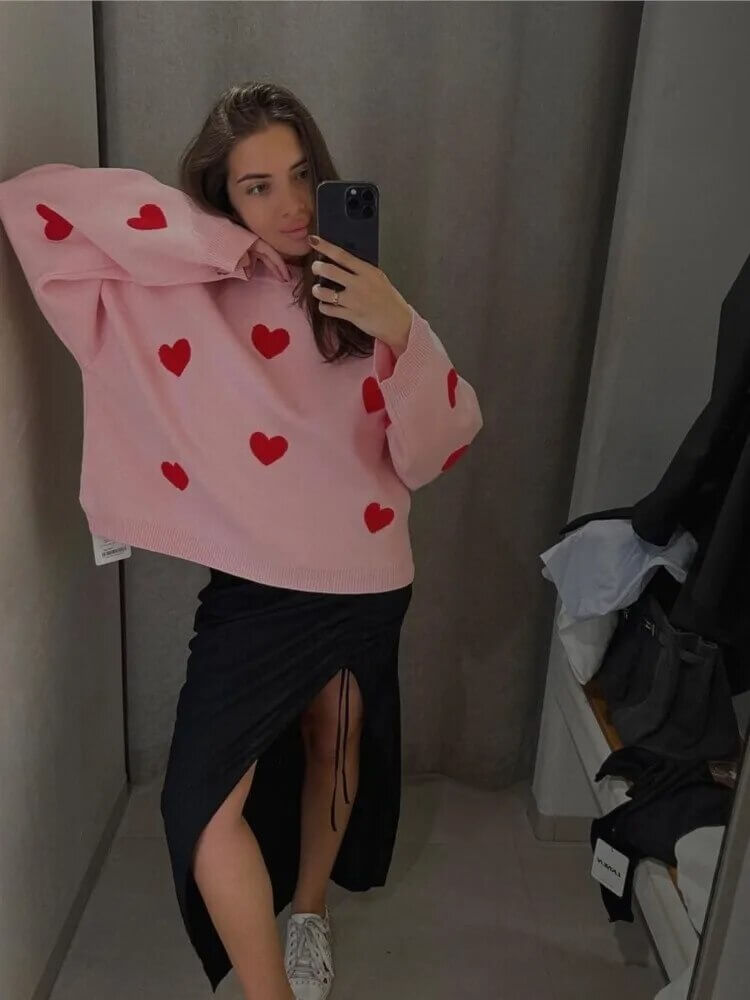 Comfortable women's oversized knit sweater with charming heart print, ideal for everyday casual wear.