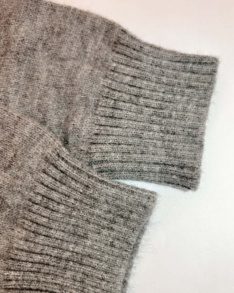 Fashionable women's hooded cardigan, soft knit and loose fit for ultimate comfort and style.