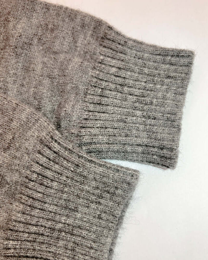 Fashionable women's hooded cardigan, soft knit and loose fit for ultimate comfort and style.