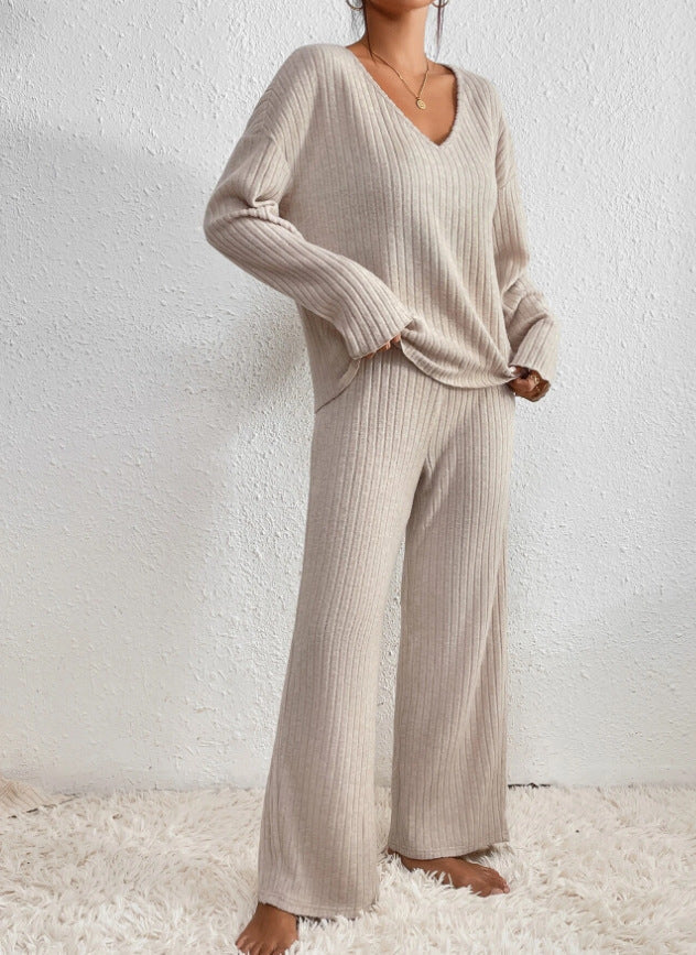 Women's cozy knitted 2-piece lounge set in soft beige. Comfortable loungewear for ultimate relaxation.