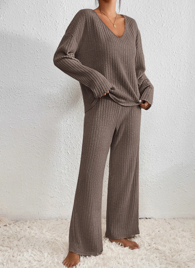 Women's comfortable knitted 2-piece set for cozy lounging. Essential versatile casual loungewear.