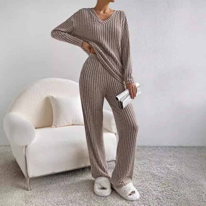 Stylish women's knit set, perfect for lounging. Soft, cozy 2-piece outfit for relaxed casual wear.