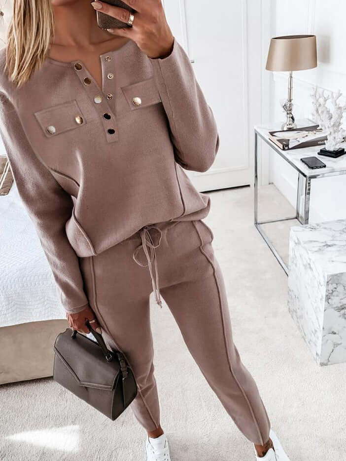 Lila women's loungewear set. Soft polyester blend two-piece for autumn comfort, casual wear, and effortless fall style.