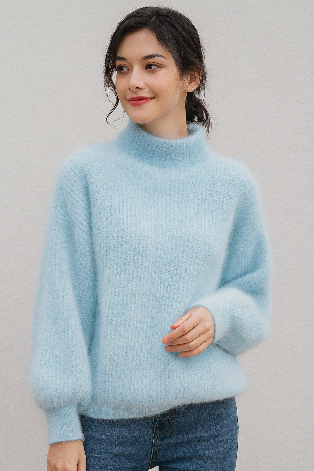 Casual women's knitwear: a cozy, oversized pullover sweater with a high neck for ultimate comfort.