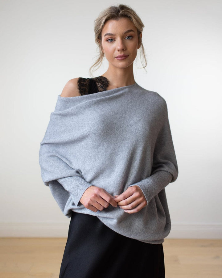 Chic long-sleeve women's loose knit sweater, offering cozy warmth and modern fall-winter style.