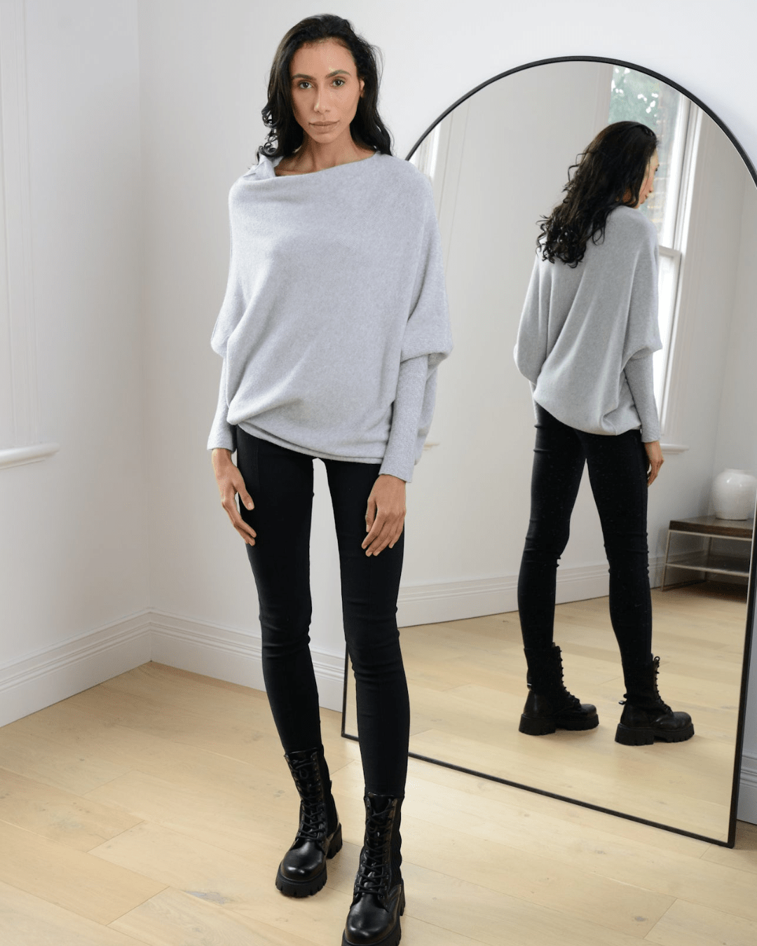 Stylish women's loose-fit sweater, a soft, cozy knit for premium comfort and elegant fall fashion.