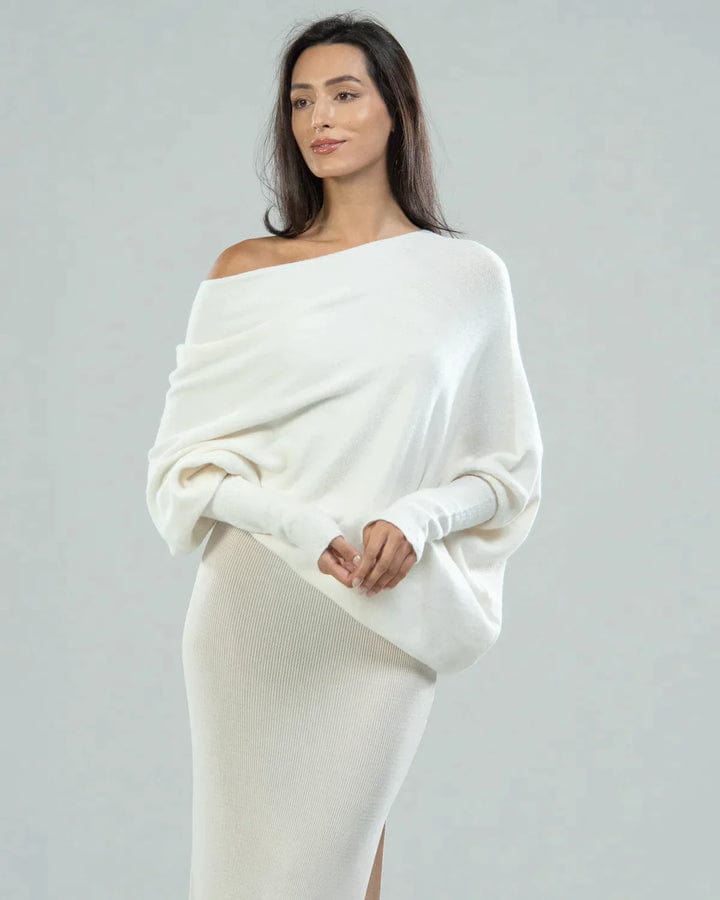 Comfortable women's solid color sweater with a loose fit, ideal for cozy evenings or casual daywear.