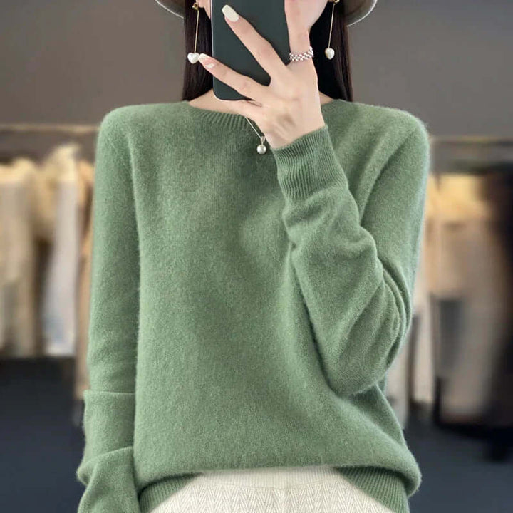 Women's cozy Merino wool pullover with O-neck, ideal for sophisticated everyday wear.