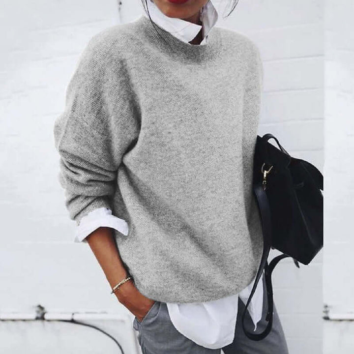 Women's cozy oversized knitted jumper in a relaxed fit, perfect for comfortable autumn & winter fashion.