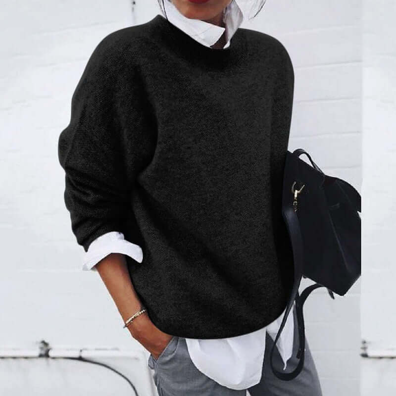 Soft, comfortable women's oversized knitted sweater with long sleeves for a cozy, relaxed autumn look.