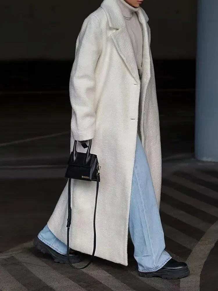 Versatile women's oversized long coat, perfect for layering in autumn and winter, offering warmth and style.