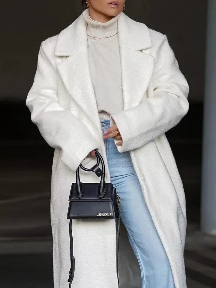 Modern women's oversized long coat, a stylish and warm winter coat for effortless fashion and everyday comfort.