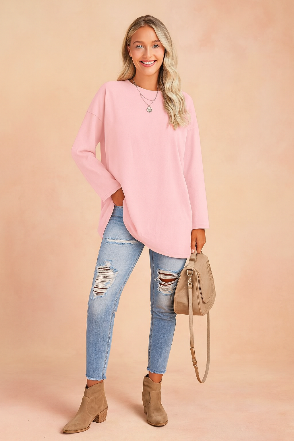 Comfortable women's cozy oversized sweater, ideal for relaxed weekend wear and everyday style.