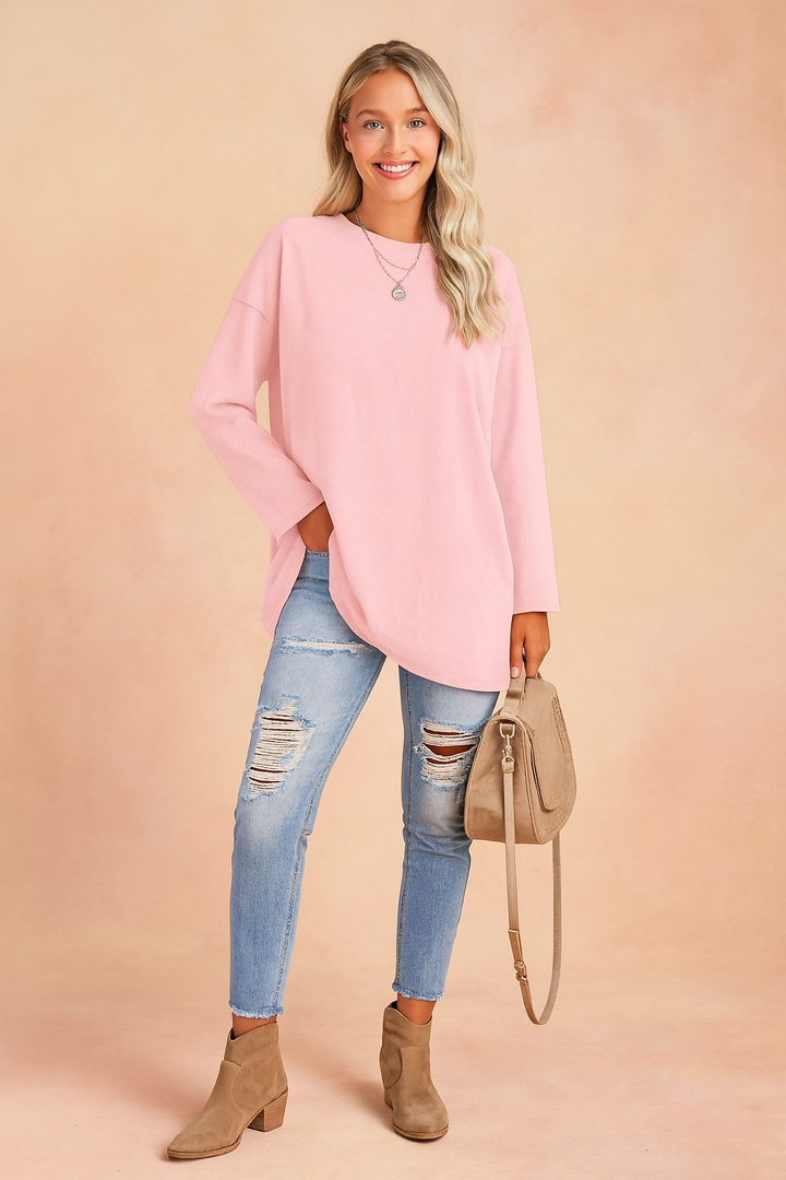 Comfortable women's cozy oversized sweater, ideal for relaxed weekend wear and everyday style.