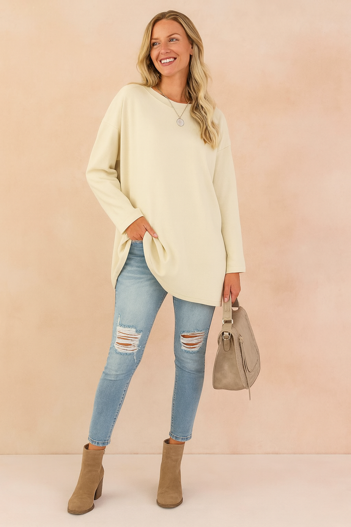 Effortlessly stylish women's oversized sweater, a comfortable loose fit pullover for casual occasions.