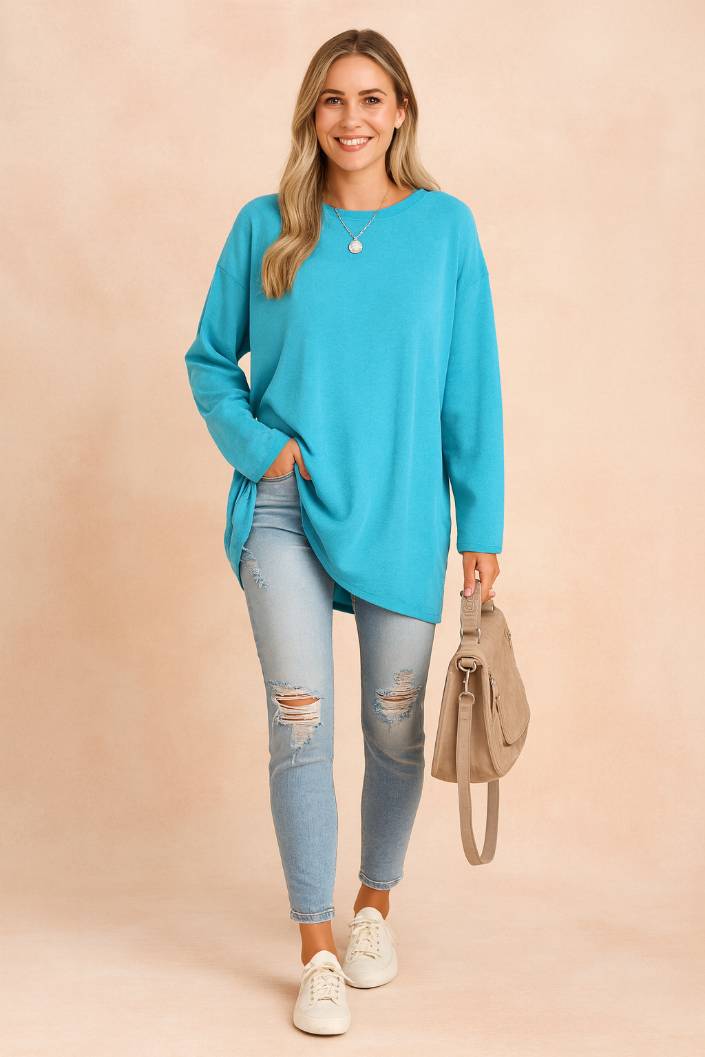 Women's oversized long sleeve sweater, a cozy and comfortable loose fit pullover for casual fashion.