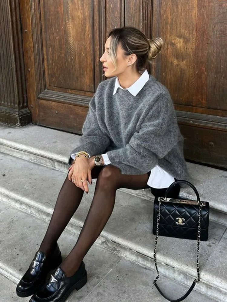Stylish women's oversized sweater, a soft and cozy knit top with a relaxed fit for versatile fall & winter wear.