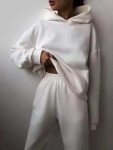 Oversized women's tracksuit set: cozy hoodie & pants. Ideal for loungewear, activewear, or casual use.
