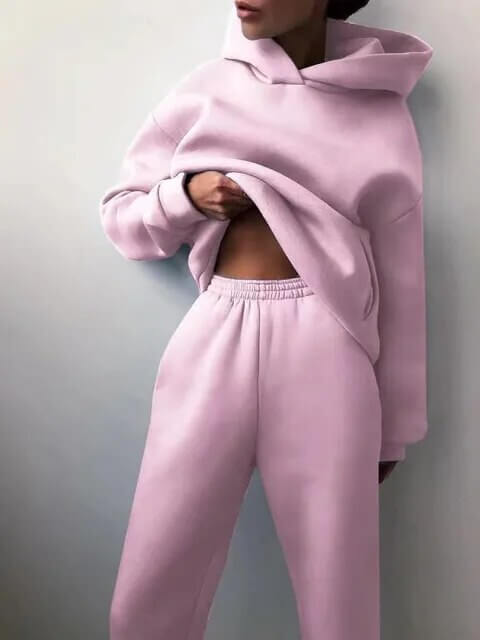 Fashionable & functional women's oversized tracksuit set. Cozy hoodie & pants for comfort & style.