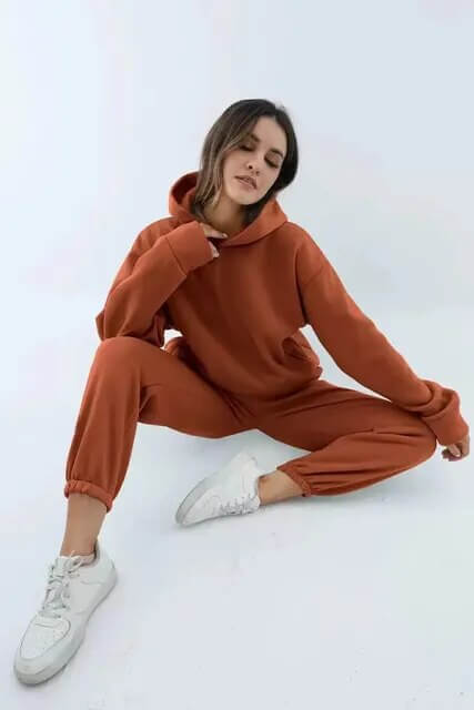 Stylish women's oversized tracksuit set, a trendy hoodie & sweatpants for fashion-forward casual wear.