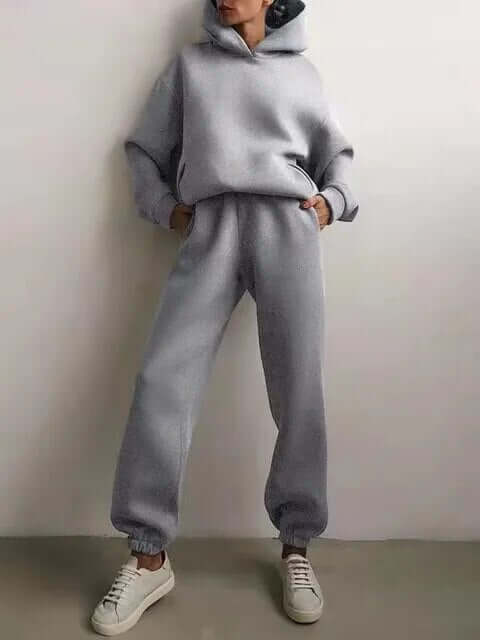 Modern women's oversized tracksuit set in a versatile color. Cozy hoodie & pants for everyday comfort.
