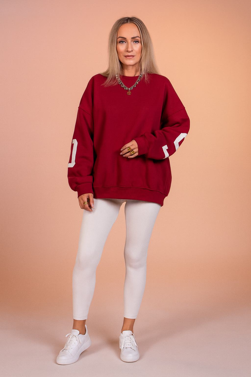 Chic women's long-sleeve round neck sweater. Cozy, relaxed fit casual top for versatile everyday comfort & winter fashion.