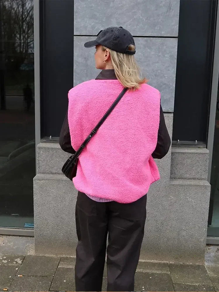 Chic women's open-front sherpa vest, featuring a cozy soft texture for comfortable casual layering and modern streetwear.