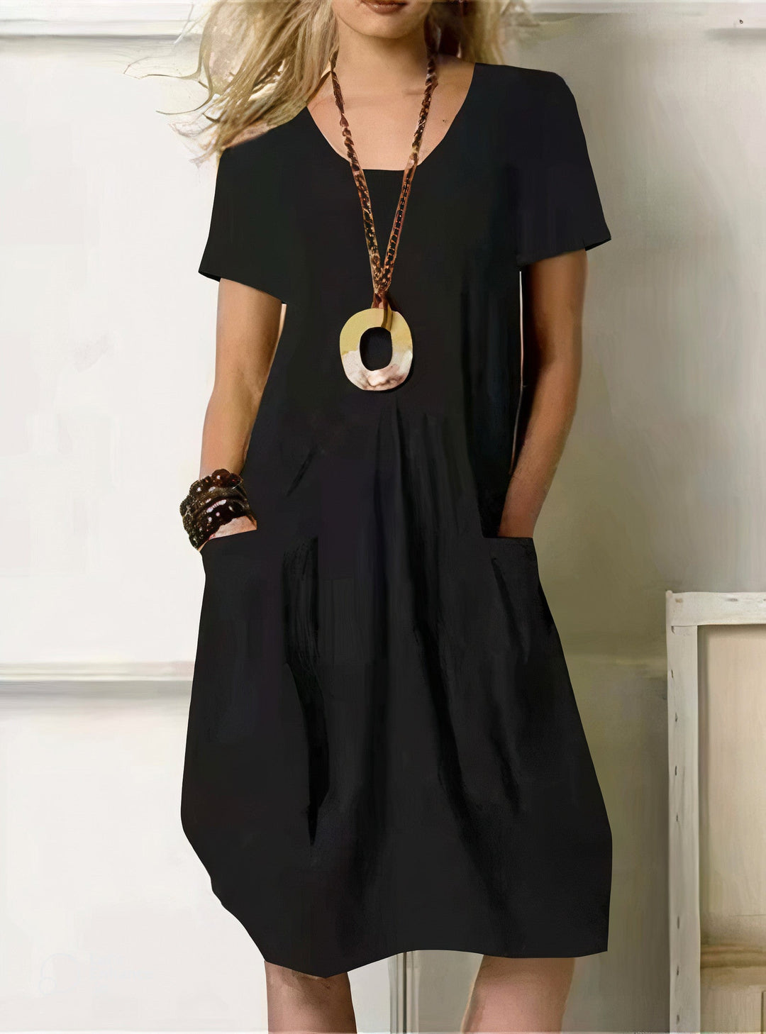 Comfortable women's casual dress with a relaxed fit, perfect for versatile summer fashion and everyday wear. Flattering style.