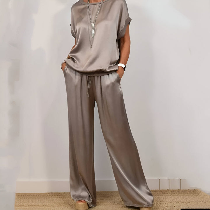 Comfortable women's lounge set featuring a short sleeve top and relaxed wide-leg pants for ultimate style.