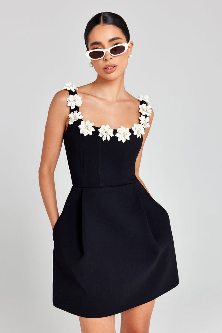 Stylish women's short floral appliqué dress, a chic A-line summer mini with functional pockets.