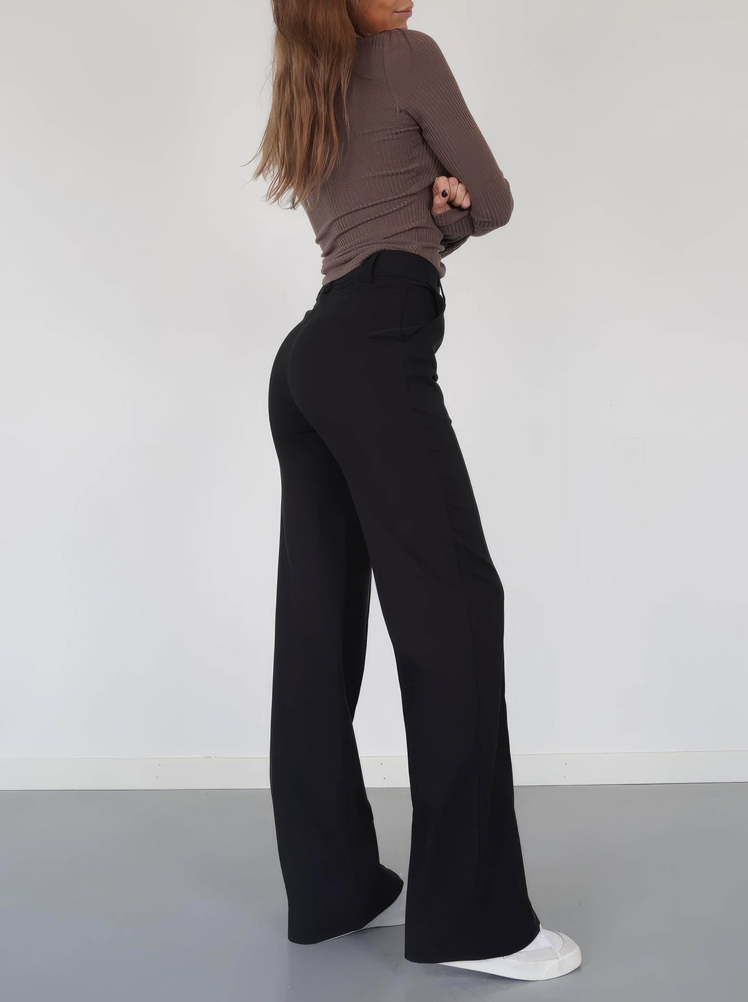 Comfortable women's elegant trousers with a high waist and straight leg, ideal for a polished look.