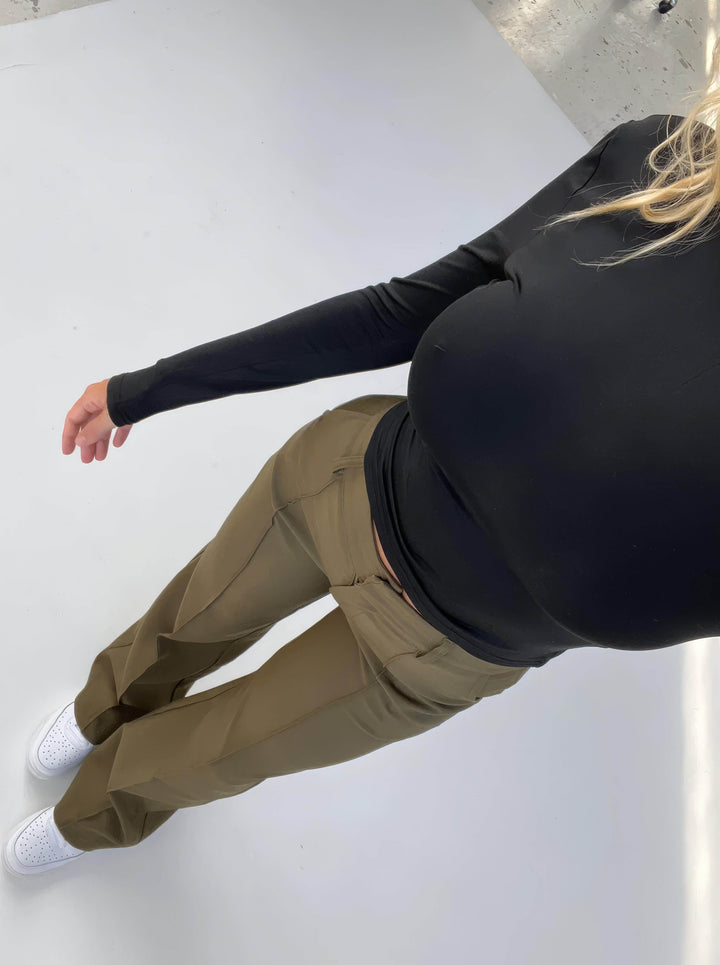 Elegant women's high-waisted pants with a comfortable fit and straight leg for a polished style.