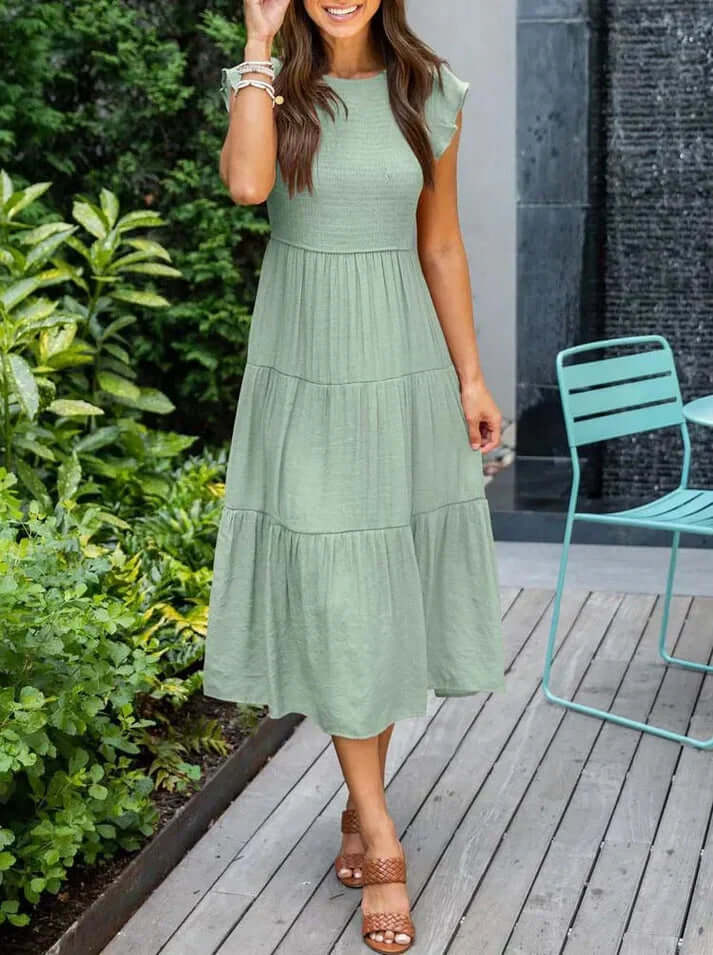 Versatile women's midi dress: A-line silhouette, elegant pleats & airy flutter sleeves. A must-have for your wardrobe.