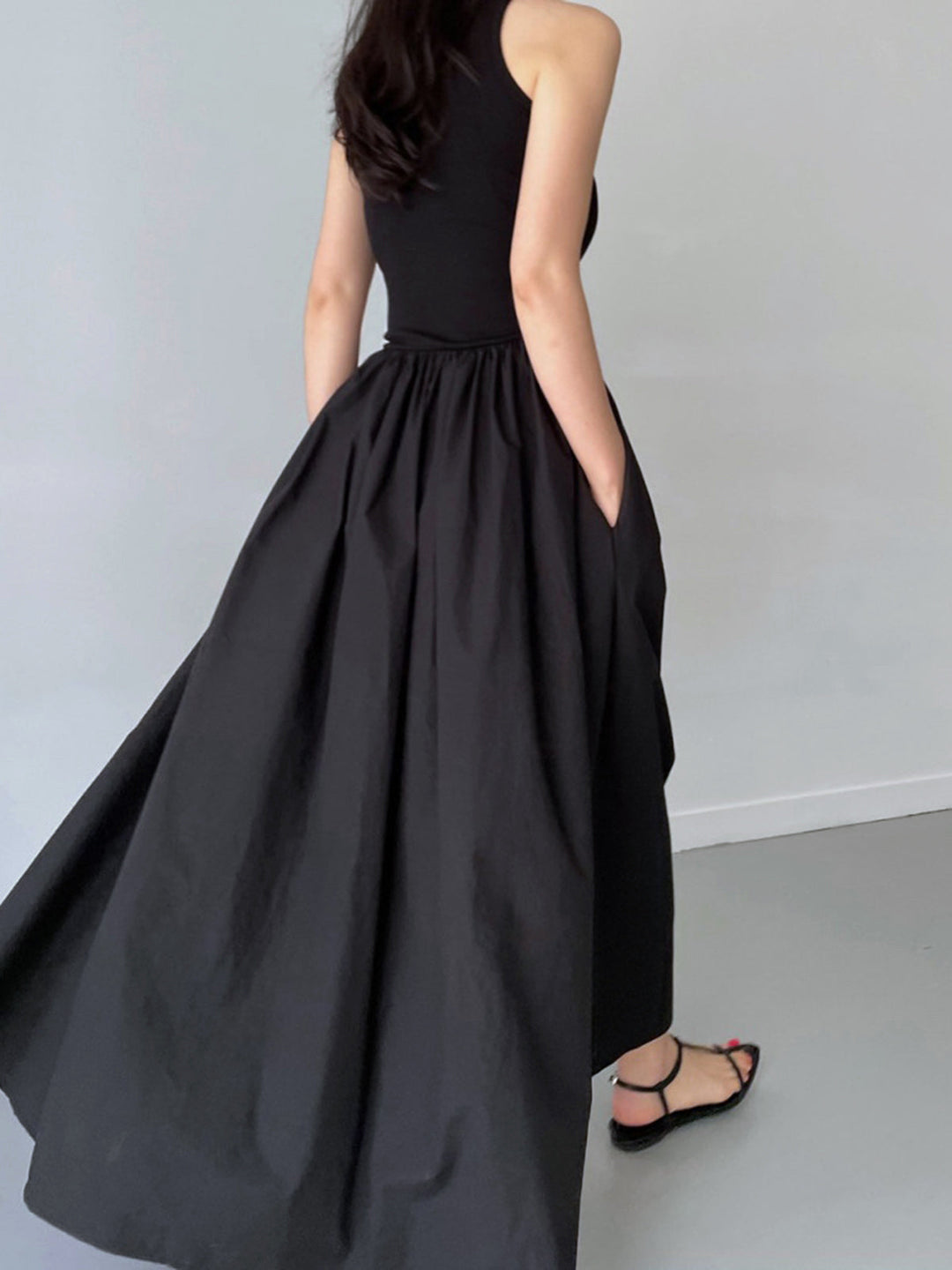 Chic white sleeveless maxi dress for women, a comfortable and versatile long dress for summer, day or night.