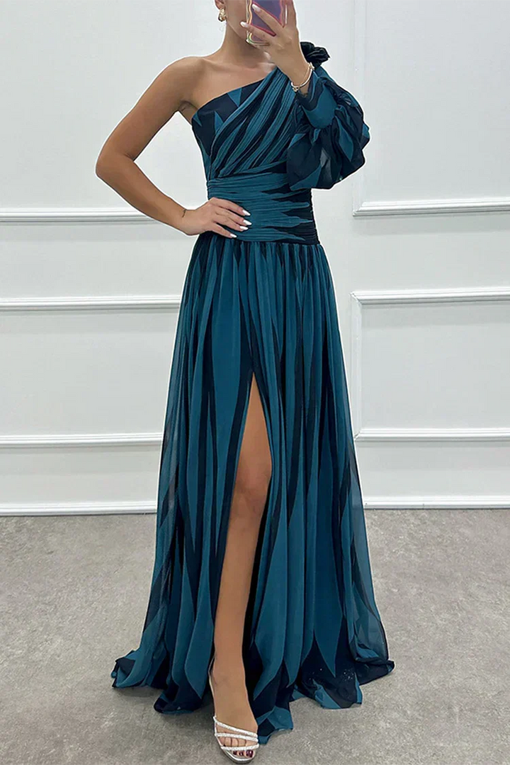 Beautiful women's striped one-shoulder maxi dress, a stunning elegant choice for summer parties and beach outings.