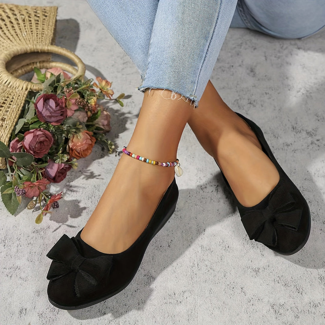 Versatile women's slip-on shoes, wedge heel and decorative bow.