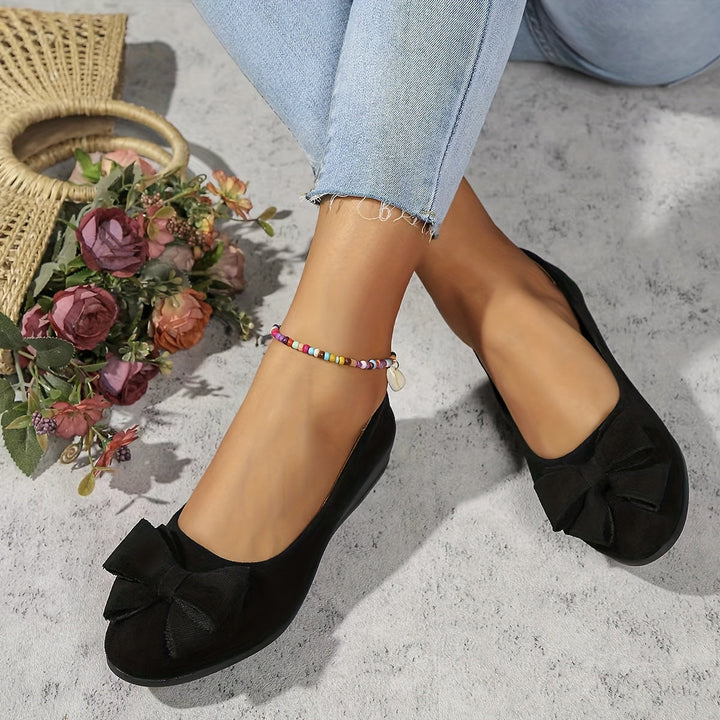 Versatile women's slip-on shoes, wedge heel and decorative bow.